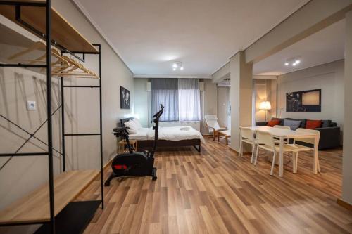 Habitación con 1 cama, 1 mesa y 1 dormitorio. en Άνετο κεντρικό διαμέρισμα., en Larisa
