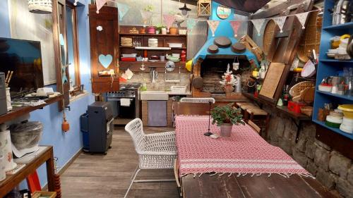 プロッキオにあるVILLA VILLACOLLEのテーブルと椅子付きのキッチンが備わる客室です。