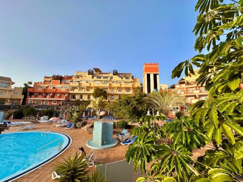 een uitzicht op een resort met een zwembad bij Sunset Apartment 3 & Heated pool in Los Cristianos