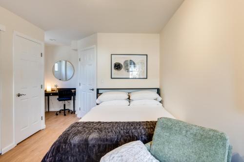 Postel nebo postele na pokoji v ubytování Walkable Downingtown Studio with Spacious Deck