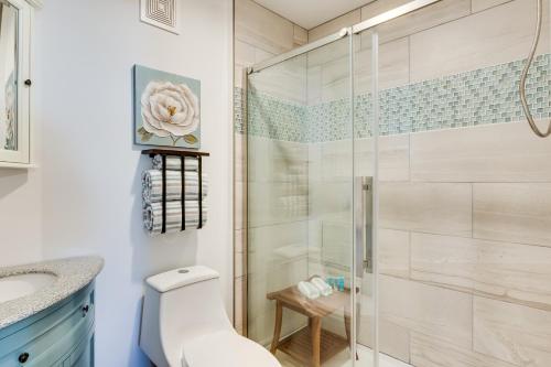 uma casa de banho com um chuveiro, um WC e um lavatório. em Walkable Downingtown Studio with Spacious Deck em Downingtown