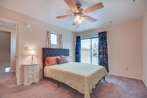 Tempat tidur dalam kamar di Albuquerque Getaway with Sandia Mountain Views!