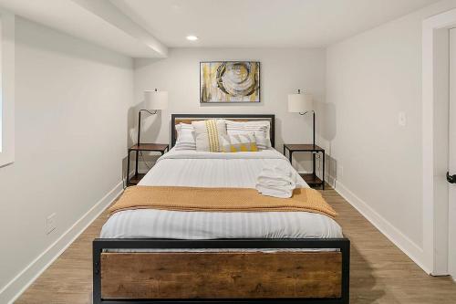 シアトルにあるThe I5 Suite BY Betterstayの白いベッドルーム(ランプ2つ付きの大型ベッド1台付)