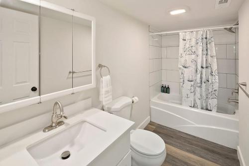シアトルにあるThe I5 Suite BY Betterstayの白いバスルーム(洗面台、トイレ付)