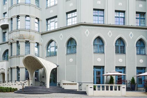 a large building with stairs in front of it at Hotel am Steinplatz, Autograph Collection in Berlin