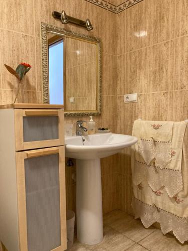 uma casa de banho com um lavatório e um espelho em Apartamento en Montanejos em Montanejos