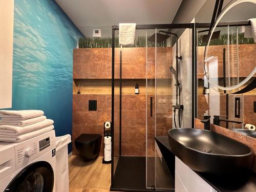 Koupelna v ubytování URBAN APARTMENTS THE PHILHARMONIC, Opolska 10 No 61, Free Garage, Self Check-in