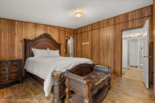 1 dormitorio con 1 cama y silla de cuero en 3903 Batesville, en Batesville