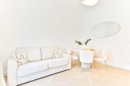 Charming 2BR - 6P - Eiffel Tower