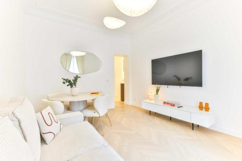 Charming 2BR - 6P - Eiffel Tower