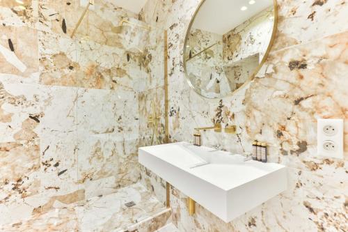 une salle de bain avec un lavabo et un miroir dans l'établissement Charming 2BR - 6P - Eiffel Tower, à Paris