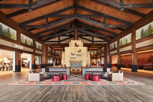 - un hall ouvert avec des canapés et une cheminée dans l'établissement Great Wolf Lodge Manteca, à Manteca