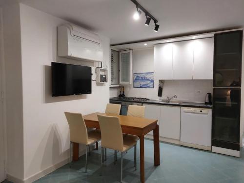 kuchnia z drewnianym stołem i krzesłami w pokoju w obiekcie Casa Vacanze Aenaria-Ristrutturato 2024 w mieście Ischia