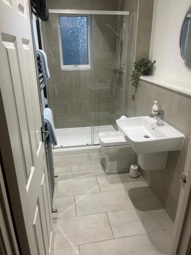 bagno con doccia, lavandino e servizi igienici di Duplex Flat Bedworth Town Centre a Bedworth