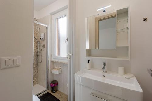 Un baño de Il Gattino di Porto - apt 3 - Monolocale veranda piscina