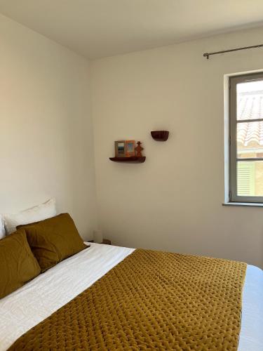 une chambre avec un lit et une fenêtre dans l'établissement Maison Lumière - Appart. T2 architecte intra-muros, à Avignon