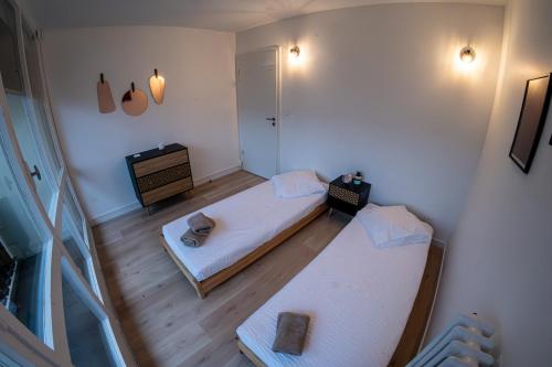 Habitación pequeña con 2 camas y vestidor. en Magnifique Appartement de 3 chambres, en Annecy