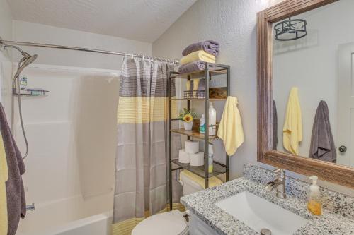 uma casa de banho com um lavatório, um chuveiro e um WC. em Modern Bloomington Home about 10 Mi to Bear Lake! em Bloomington