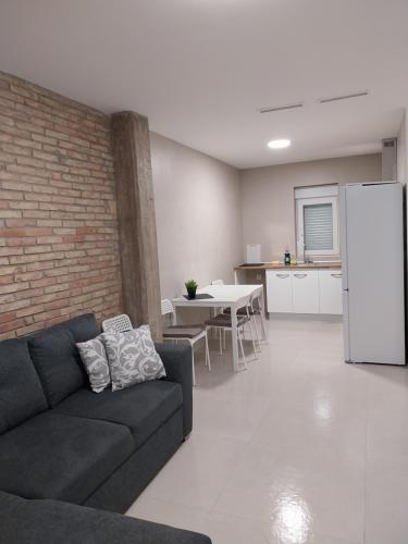 瓦倫西亞的住宿－Apartamento Gran Turia，带沙发和砖墙的客厅