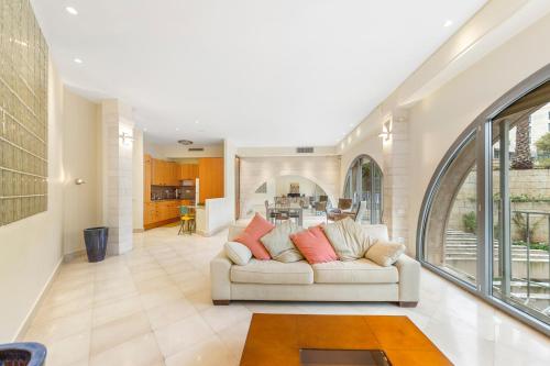 een woonkamer met een bank en een keuken bij David Citadel Hotel Private Luxury Suites in Jeruzalem