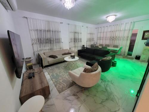 رويال فيلا بمسبح خاص في King Abdullah Economic City: غرفة معيشة مع أريكة وطاولة