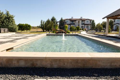 a swimming pool with a fountain in the middle at Barons Creek Vineyards in Fredericksburg