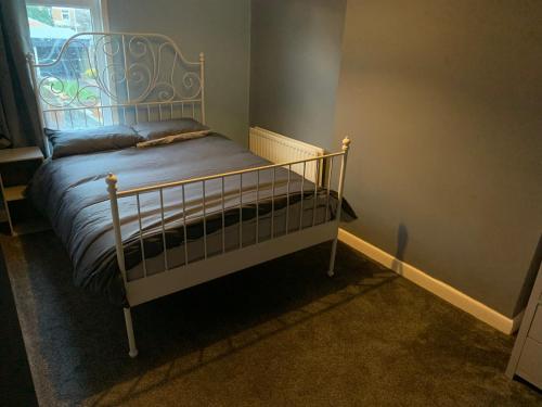 1 dormitorio con 1 cama con marco de metal en North house 3 bed home Sleeps up to 5 en Darlington