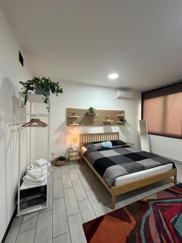 1 dormitorio con 1 cama grande en una habitación en My Room Zen Relax, en Reggio Emilia