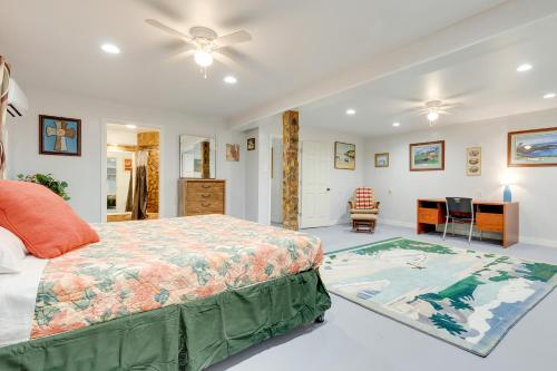 een slaapkamer met een groot bed en een bureau bij Comfortable Alabama Apartment Pets Welcome! in Jackson