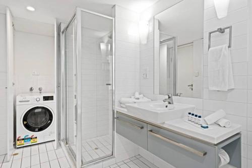 New Heights on North Terrace - 2BR CBD Views Pool衛浴