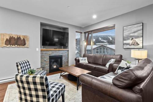 sala de estar con sofá y chimenea en Echo Landing #42 by Bear Country, en Sun Peaks