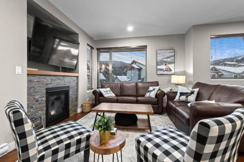 sala de estar con muebles de cuero y chimenea en Echo Landing #42 by Bear Country, en Sun Peaks