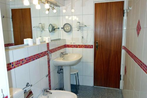 ein Badezimmer mit 2 Waschbecken und einem Spiegel in der Unterkunft Fewo 17 Nautilus in Duhnen