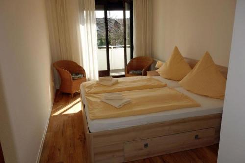 1 dormitorio con 1 cama grande y ventana en Herzmuschel, en Döse