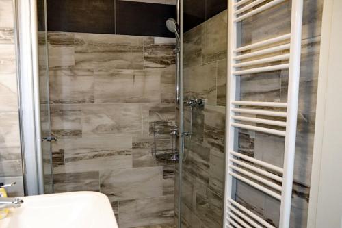 ドゥネンにあるOcean Dream 06のバスルーム(シャワー、トイレ、洗面台付)