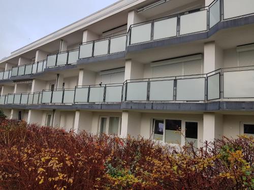 een appartementencomplex met balkons aan de zijkant bij Haus Kehrwieder Fewo 03 in Cuxhaven
