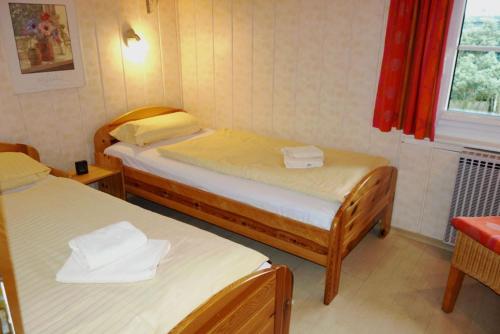 ein kleines Zimmer mit 2 Betten und einem Fenster in der Unterkunft Satelsrönne 02 in Duhnen