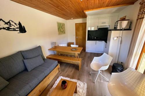 un salon avec un canapé et une table dans l'établissement Chandonnelles 8, à Mussillon