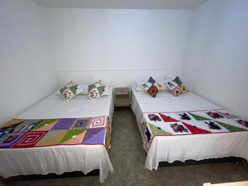 two twin beds in a room withthritisthritisthritisthritisthritisthritisthritisthritisthritis at Hotel Don Blas Jardín in Jardin