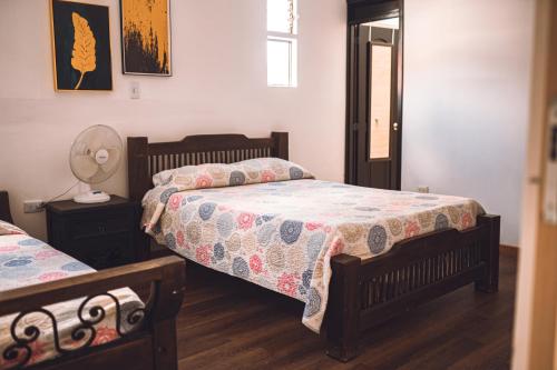 um quarto com duas camas e um candeeiro em Hotel Raíces Casona Real em Santa Rosa de Cabal