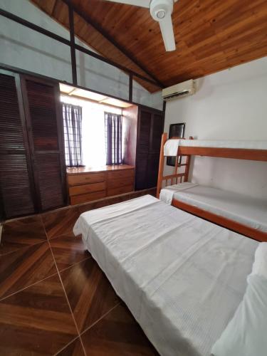 En eller flere senge i et værelse på Cabaña Amadeus cerca al mar