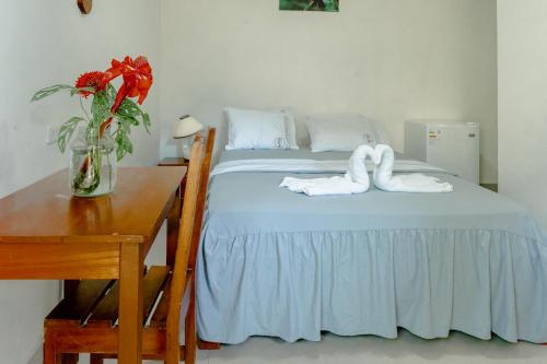 1 dormitorio con 2 toallas de cisne en una cama en Residencial Rocío, en Rioja