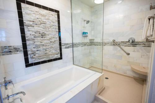 Salle de bains dans l'établissement Drury Plaza Hotel Orlando - Disney Springs Area