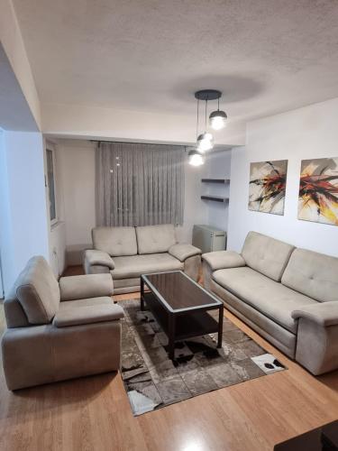 ein Wohnzimmer mit Sofas und einem Couchtisch in der Unterkunft Cozy Apartment in Strumica