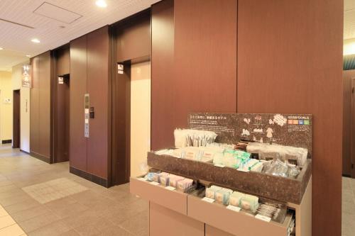 um corredor hospitalar com uma exibição de artigos de higiene pessoal em Richmond Hotel Utsunomiya-ekimae em Utsunomiya