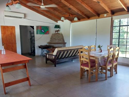 sala de estar con mesa, sillas y sofá en El Quincho en Gualeguay