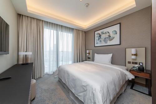 Postel nebo postele na pokoji v ubytování Deluxe 2BR with Full Burj Khalifa and Fountain View