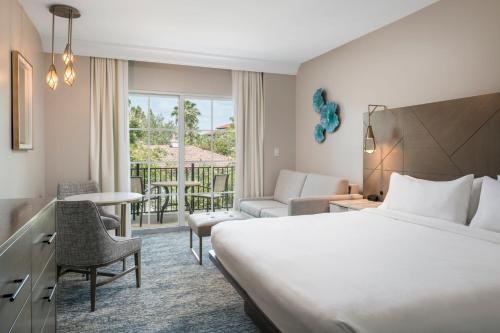 Habitación de hotel con cama y balcón en Marriott's Lakeshore Reserve, en Orlando
