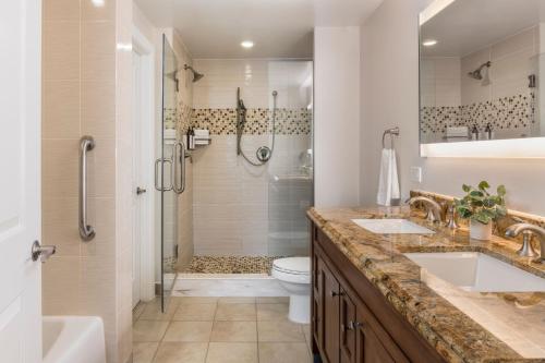 een badkamer met 2 wastafels en een douche bij Marriott's Lakeshore Reserve in Orlando