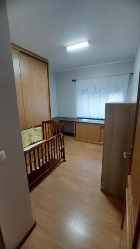 an empty room with a crib in front of a classroom at Paim Maria in Ponta Delgada